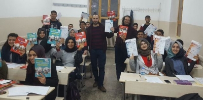 Üniversite hazırlık öğrencilerine kaynak kitap dağıtıldı