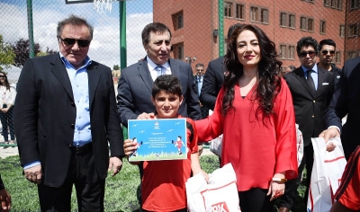 Vali Küçük Suriyeli Çocuklarla Maç Yaptı
