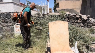 Viranşehir belediyesinden mezarlıklarda bayram temizliği