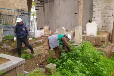 Viranşehir’de bayram öncesi mezarlıklar temizleniyor 