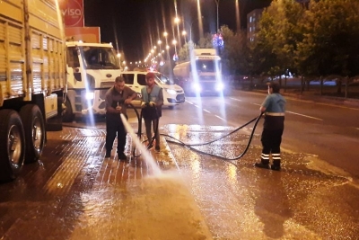 Viranşehir’de Gece Boyu Caddelerde Yıkma Çalışması
