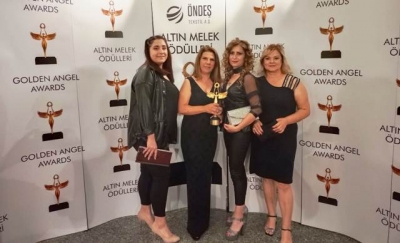 Yazar Şennur Düzkaya ünlülerin katıldığı ödül töreninde ödülünü aldı!