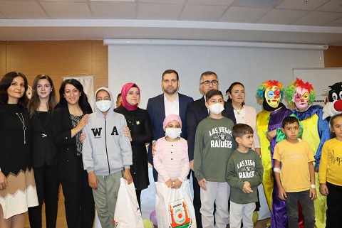 BÜYÜKŞEHİR BELEDİYESİ, LÖSEMİLİ MİNİK HASTALARI SEVİNDİRDİ