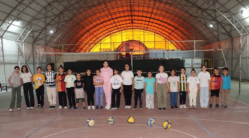 KARAKÖPRÜ’DE GENÇLER VOLEYBOLLA BULUŞUYOR