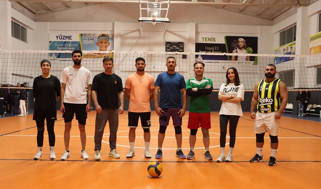 KARAKÖPRÜ'DE ÖĞRETMENLER VOLEYBOL SAHASINDA BULUŞUYOR
