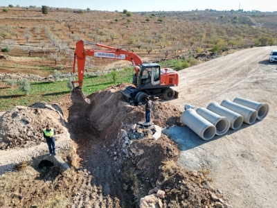 BOZOVA’DA DEFORME OLAN YOL YENİLENİYOR 