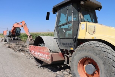 BÜYÜKŞEHİR, HİLVAN’DA KIRSAL YOLLLARI YENİLİYOR