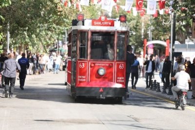  DİVANYOLU TRAFİĞE KAPATILDI, NOSTALJİK TRAMVAY HİZMETE GİRDİ