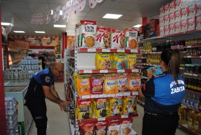 Zabıta denetiminde kurtlanmış ve böceklenmiş ürünler ele geçirildi